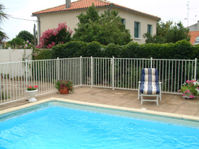 Barri�re de piscine en acier galvanis� et peinture �poxy � la norme NF P 90306 